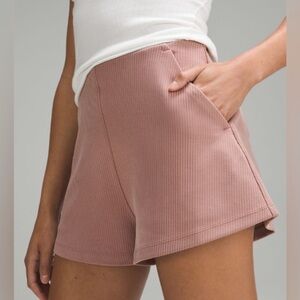 673. Lululemon athletica Ribbed Softstreme HR short 2” size 6 twilight rose